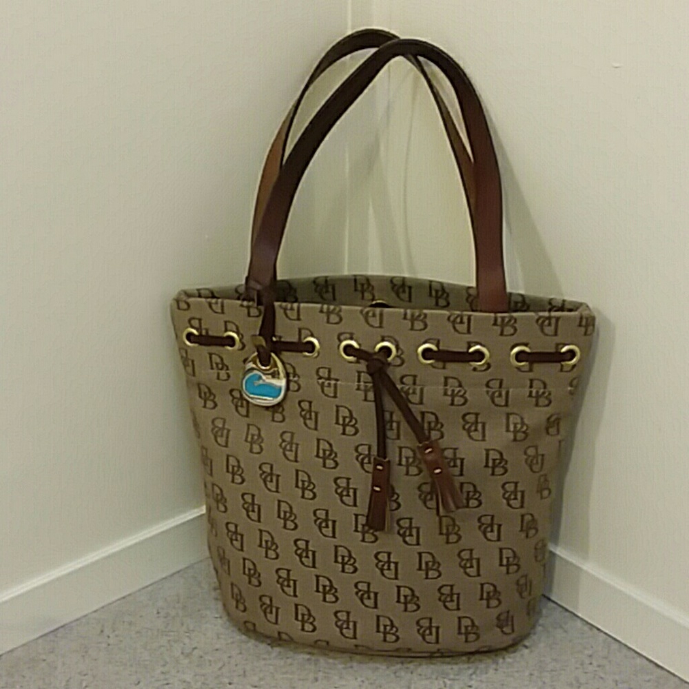 NWOT Dooney & Bourke purse.